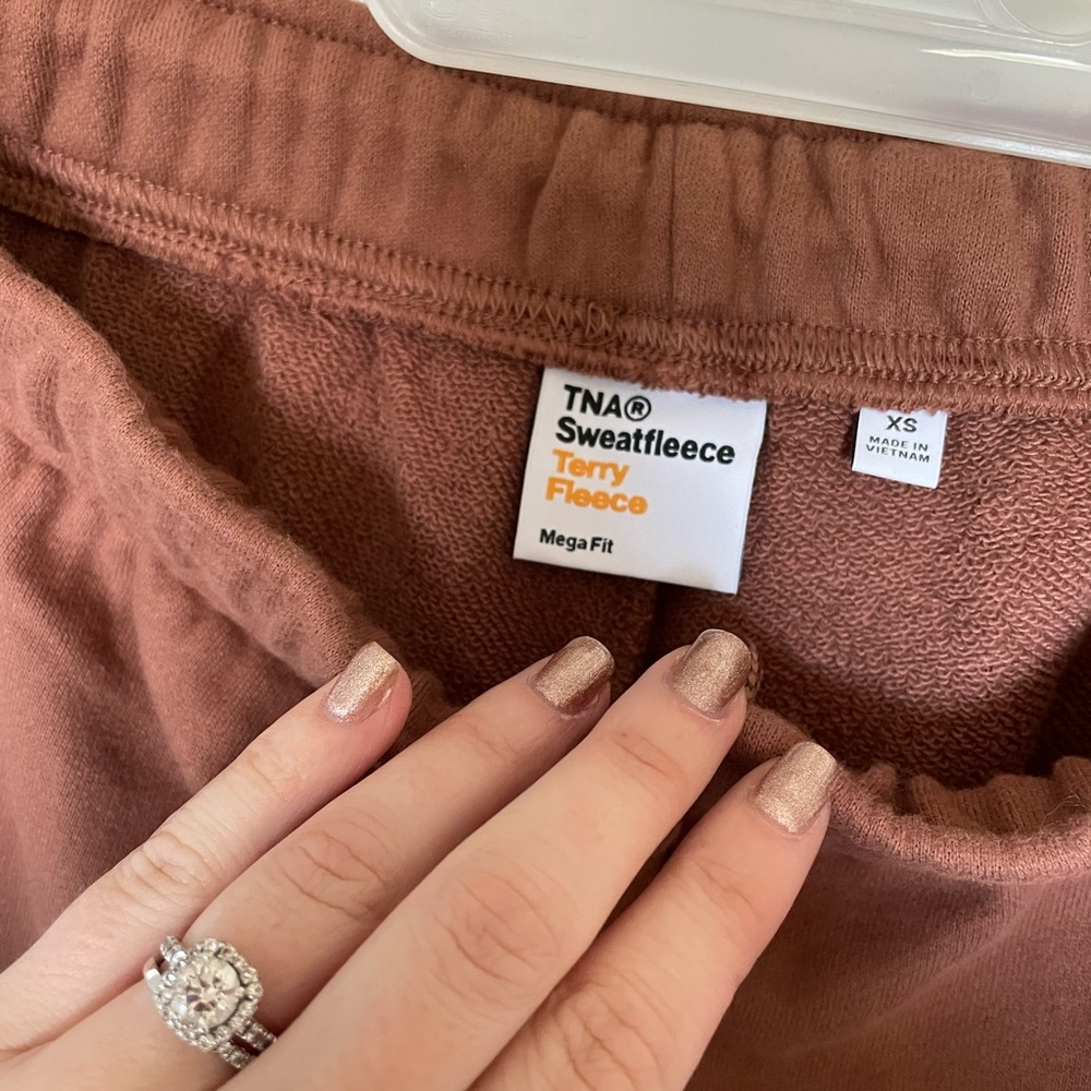 FINAL PRICE OR GOING TO RETURN - NWT TNA / ARITZIA COZY FLEECE SWEATPANTS 🤎 - Picture 5 of 9